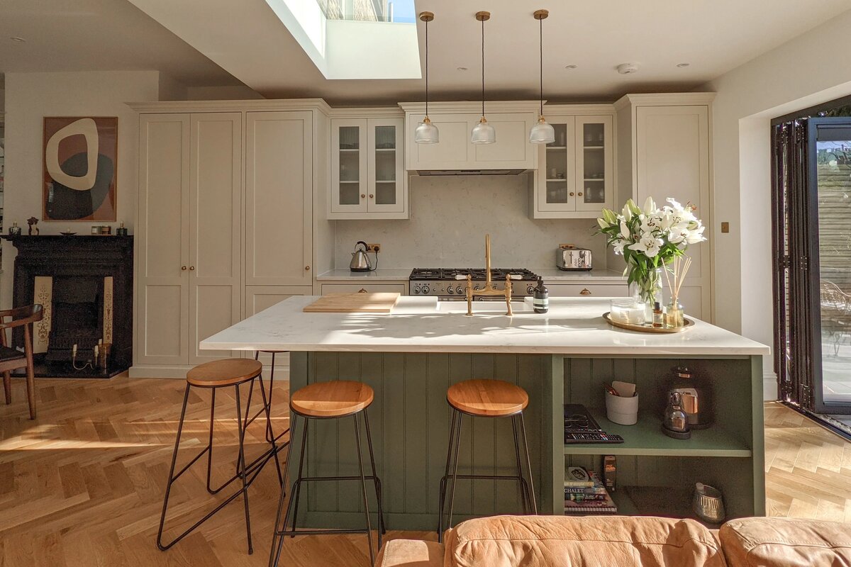 Kitchen_Brompton_Road_No.205__Island__Temple_Bar_No.70__Cabinetry_clohan.hom_-_Newsletter_and_web_landscape.jpg