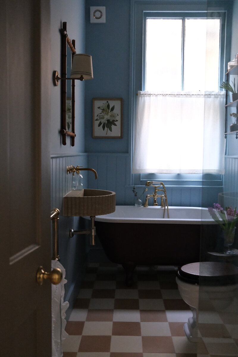 bagno_Bridge_Blue_Bathroom_asmalltownhouse_3_-_Newsletter_and_web.jpg